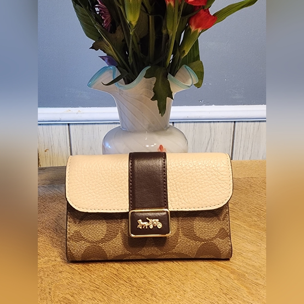 Coach NWT signature C leather and canvas tri-fold, medium-sized women's wallet